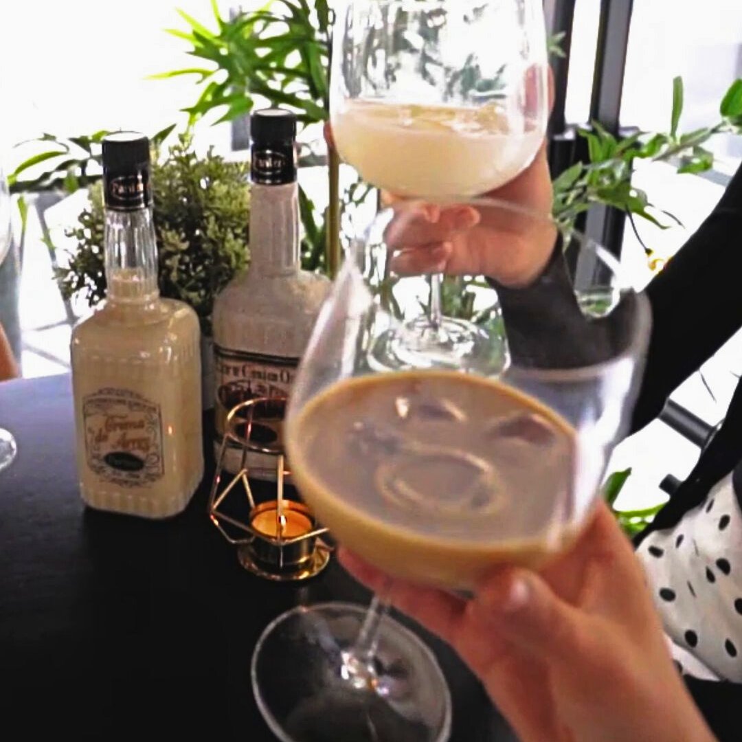 ¿Eres de licores suaves? Entonces seguro que te encantan nuestras Cremas. ¿Eres más del sabor a vainilla y cacao de nuestra Crema de Orujo, o de arroz con leche y canela de nuestra Crema de Arroz? ¿Cuál es tu preferida?