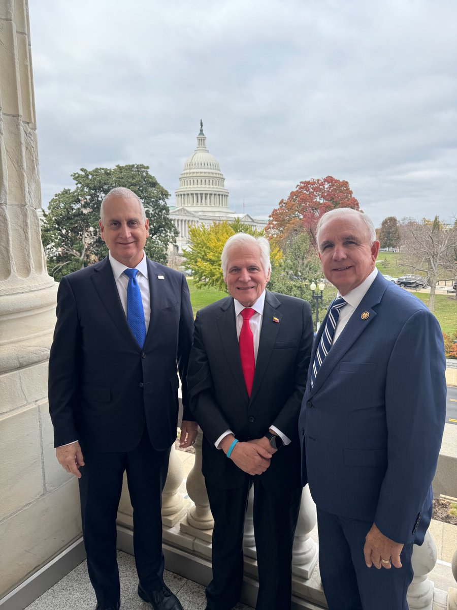 MarioDB's tweet image. Un honor reunirme con @Migueluribel, cuyo hijo el senador Miguel Uribe Turbay, fue trágicamente asesinado en un atroz atentado mientras hacía campaña para la presidencia de Colombia. Desde entonces el señor Uribe Sr. ha continuado valientemente esa misión en nombre de su hijo y…