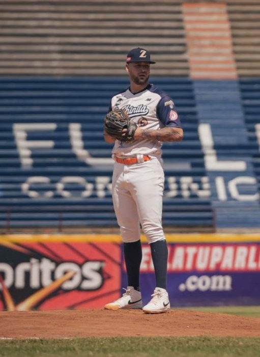 #Águilas • José Dávila hizo una buena labor en el Clásico juego de la Chinita con 4.2 IP/ 5 H/ 0 CL/ 2BB/ 3 K.

En sus últimas 4 salidas presenta un registro de 1G-0P/ 19.0 IP/ 0.00 EFE/ 8 BB/ 14 K/ 1.10 Whip. Notable ajuste de Dávila 💪🦅.

📸: Águilas/Prensa.