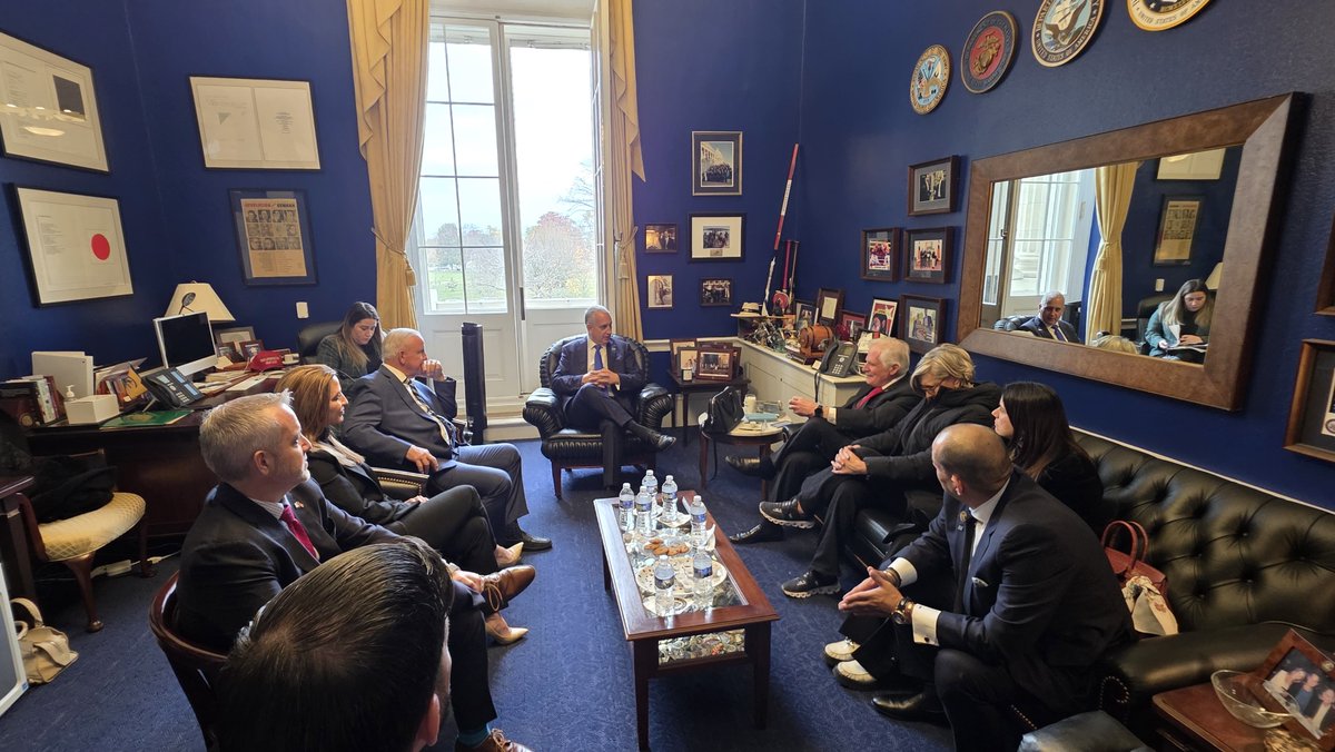 MarioDB's tweet image. Un honor reunirme con @Migueluribel, cuyo hijo el senador Miguel Uribe Turbay, fue trágicamente asesinado en un atroz atentado mientras hacía campaña para la presidencia de Colombia. Desde entonces el señor Uribe Sr. ha continuado valientemente esa misión en nombre de su hijo y…