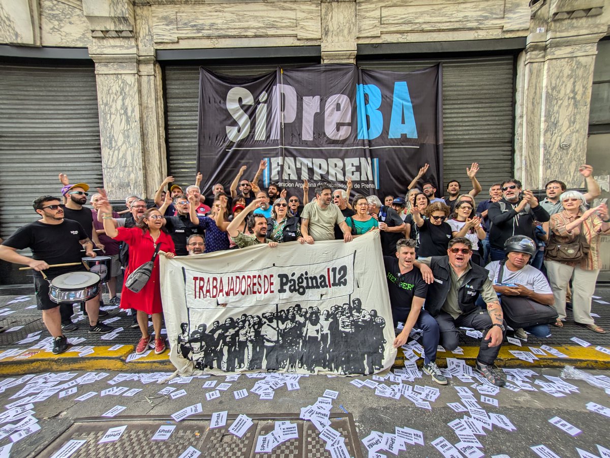 #PRENSAENLUCHA EN PRENSA ESCRITA 
💪Estuvimos frente a <a href="/pagina12/">Página|12</a> en el día de elecciones de <a href="/delegadesp12/">delegadespagina12</a>. 
📢Reclamamos al Grupo Octubre que pague sus deudas salariales.
📣Exigimos las cámaras de medios como Infobae, Clarín y La Nación una recomposición urgente.
🗯️BASTA: 12% YA