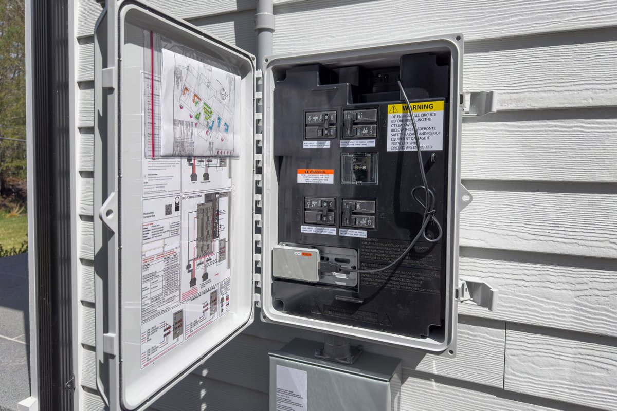 HomeWithRob's tweet image. A Whole House Surge Protector Can Keep the Power Flowing at Home dlvr.it/TPMDLf