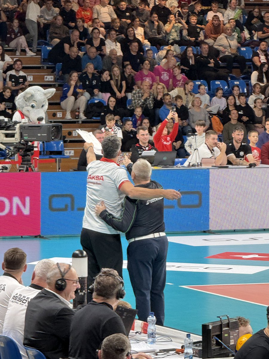 Olua_AO's tweet image. My z ziomem kiedy o 2 w nocy po pijaku przeglądamy opcje w kebabie 
#PlusLiga