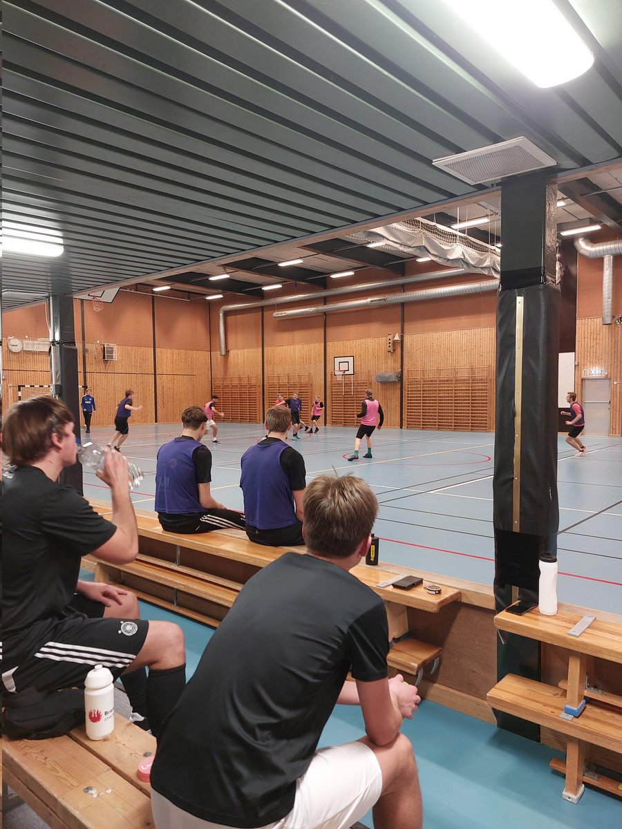 23 gubbar på herrarnas inomhusträning ikväll.