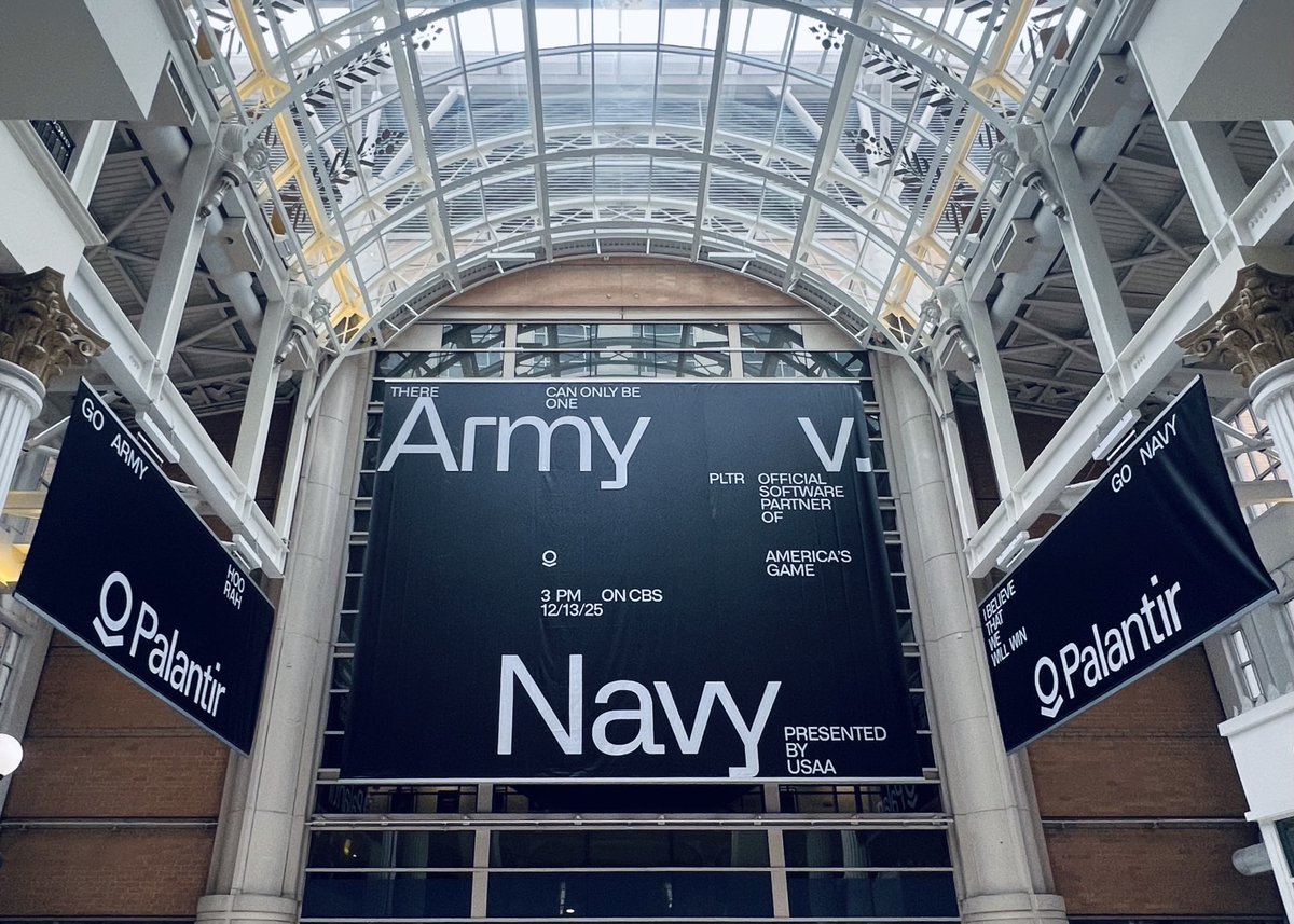 elianoayounes's tweet image. Palantir is proud to be the official software partner of America’s Game 🇺🇸 🏈 

👀 our #ArmyNavy ad at the Gallery Place Metro Station in downtown DC