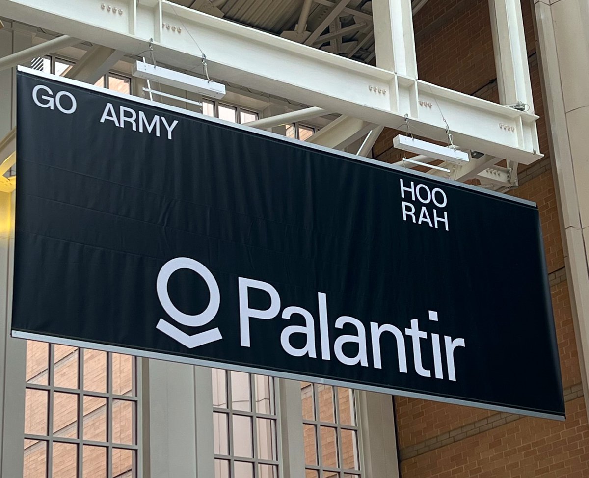 elianoayounes's tweet image. Palantir is proud to be the official software partner of America’s Game 🇺🇸 🏈 

👀 our #ArmyNavy ad at the Gallery Place Metro Station in downtown DC