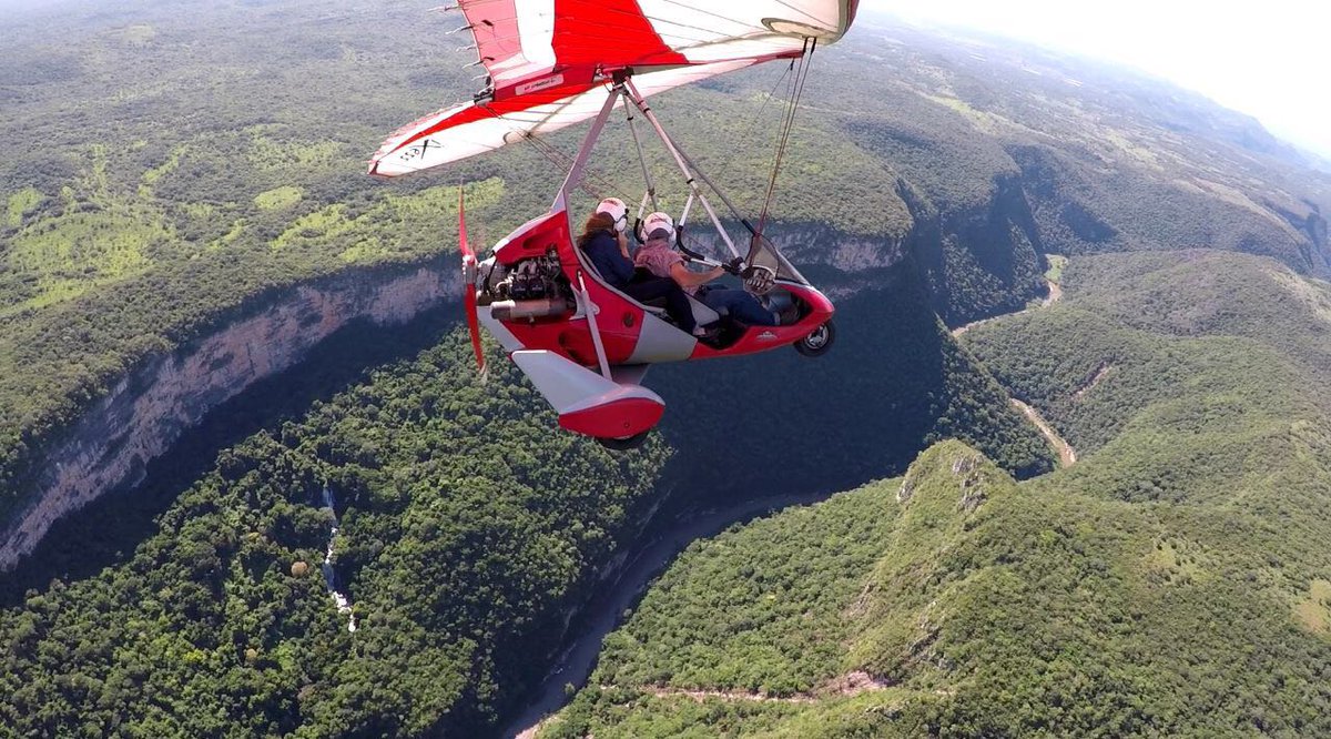 ¿Te gusta la aventura y la naturaleza? #Chiapas el escaparate perfecto para ésta combinación. 
Vuelos en ultraligeros, rafting en la Selva, canopy en las alturas, o descenso en rapel son solo algunas opciones.
Prepara tus maletas, la diversión y la adrenalina te están esperando.