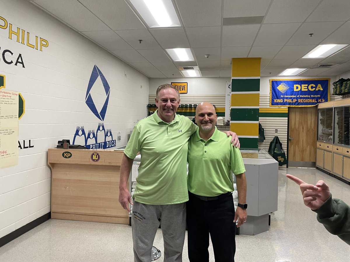 KPDECAchapter's tweet image. Day 19 of #DECAMonth gives us the opportunity to thank our one of a kind Deca Advisor, MR. DOW! He truly inspires our whole chapter, and brings us together as one big DECA community! (No Tyler)
#goallin
#gotheextra