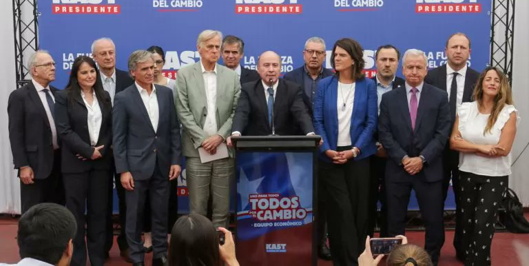 Esta foto es impresionante. El economista de las colusiones acompañado por al menos 6 lobistas de las AFP y del gran empresariado. Kast utiliza el tema de la delincuencia y seguridad como caballo de troya para implementar todo el resto de su agenda.