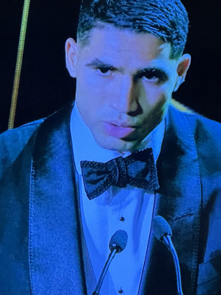 هنيئا لأشرف حكيمي فوزه بالكرة الذهبية