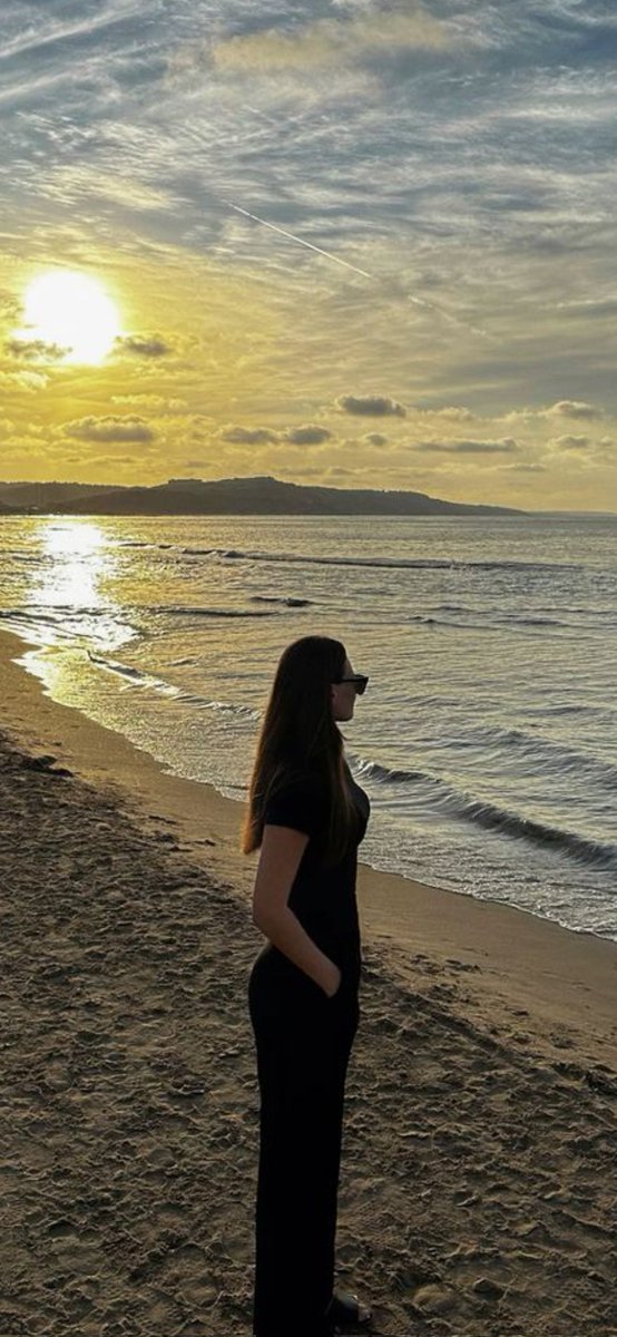 La vida no tiene que ser fácil, tiene que ser vivida. Algunas veces feliz, otras veces dura, pero en cada subida y bajada, tu aprendes lecciones que te hacen más fuerte.