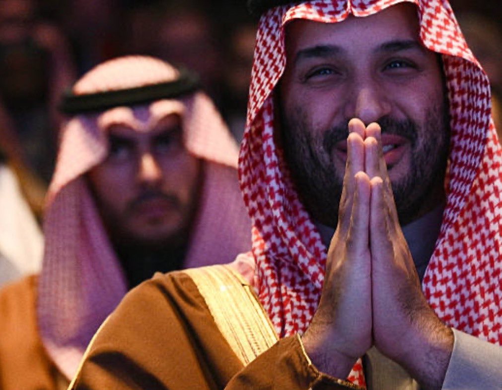 في كلٌ محطة وكل لقاء وفي كل لحظة يستشعر هموم الوطن العربي كما هي بلاده ويدافع عن حقوق البلدان العربية رغم جحود و إساءة " بعض " شعوبها .
في قلبه الكبير حب و وفاء للعروبة وقبل ذلك رمزاً للعدالة و اعادة الحقوق لأهلها.
أمس #فلسطين و #سوريا 
واليوم 
 #السودان_بقلب_بن_سلمان