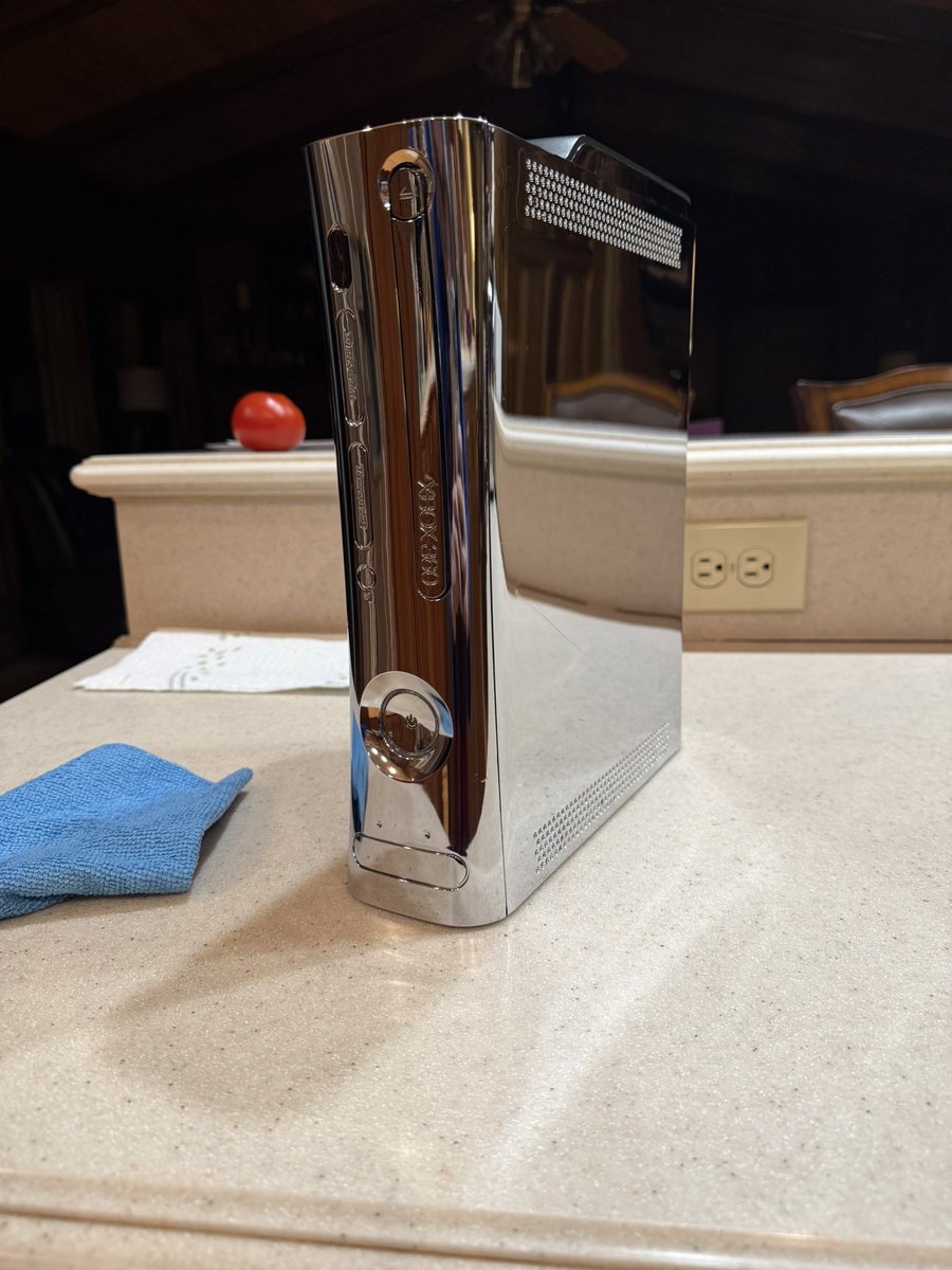 DevnM11's tweet image. Just copped 2 RARE ass XCM Xbox 360 cases! 😎 They stopped producing these YEARS ago so hard asf to find nowadays. If you got one and want to sell lemme know! 👀