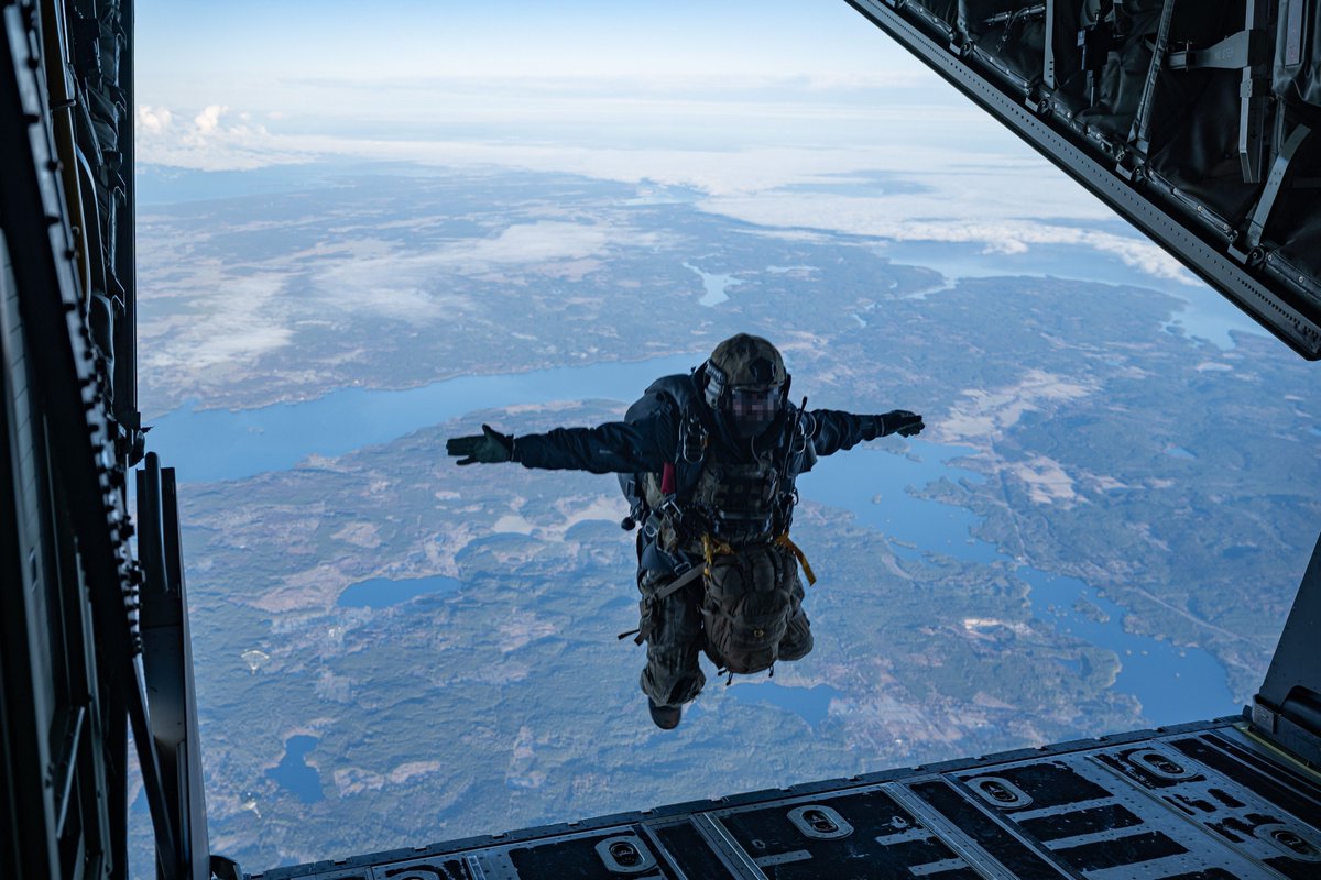 CombatControlFn's tweet image. Sweden (November 19, 2024): Combat Controllers and other Special Tactics Airmen from the 123rd Special Tactics Squadron, Kentucky Air National Guard executed demanding military free fall (MFF) operations during the U.S. European Command-approved Exercise Adamant Serpent 25.
