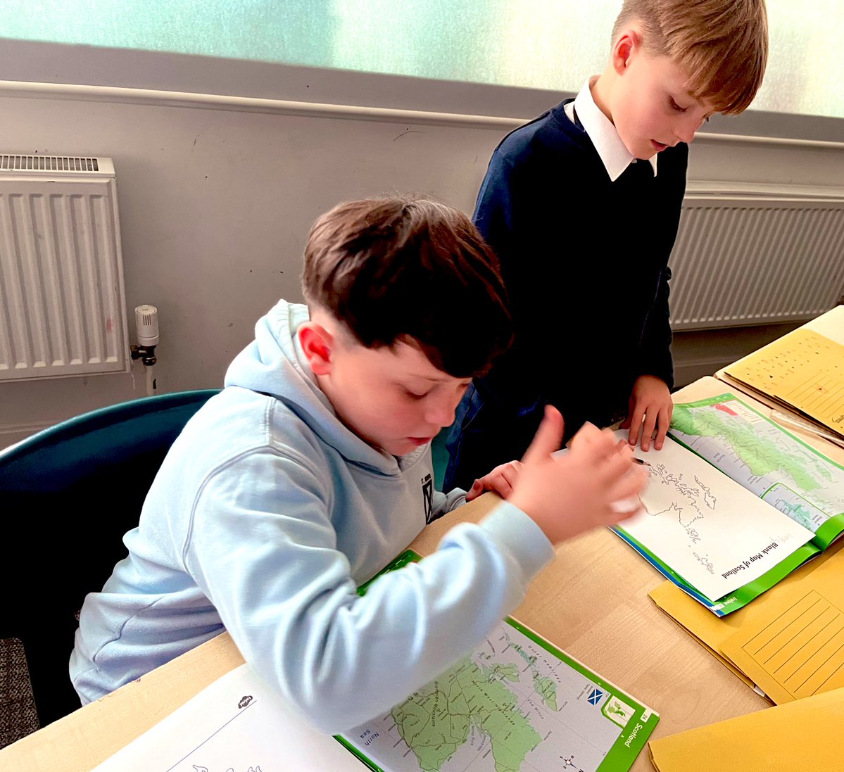 Atlas work with a partner! 
#collaborating
#Scotland 🏴󠁧󠁢󠁳󠁣󠁴󠁿 
#mapping