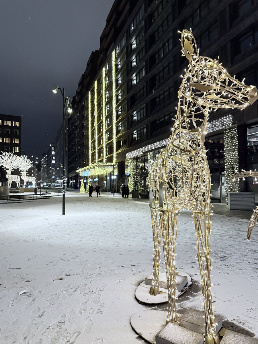 Went from 32 C (Monday, Singapore) to 29 C (Tuesday, Dubai) to -3 C (Wednesday, Stockholm). At least the Ch Lafite 1988 warmed me up.