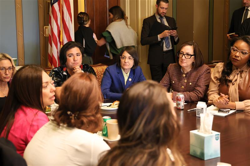 RepSalinas's tweet image. Before yesterday&apos;s vote, I joined my @DemWomenCaucus colleagues to hear from the survivors of Epstein&apos;s abuse.

There is still more work to be done, but we are one step closer to delivering justice to these brave survivors and providing transparency to the American people.