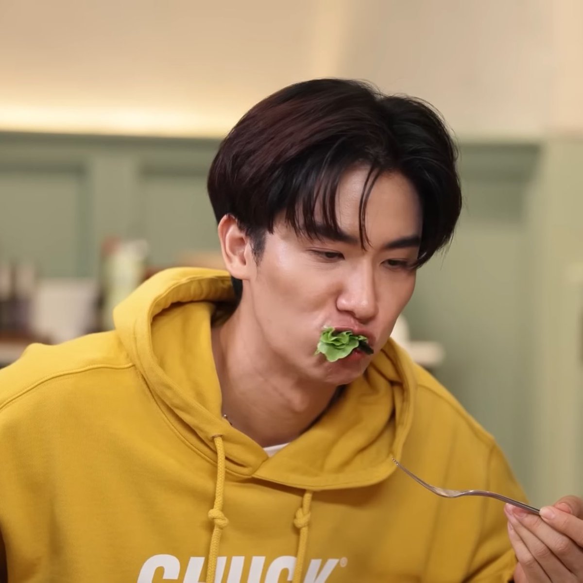 sleepynew_'s tweet image. spot the difference (you can’t, it’s the same photo)

#ARMSHAREEP192
#Tawan_V