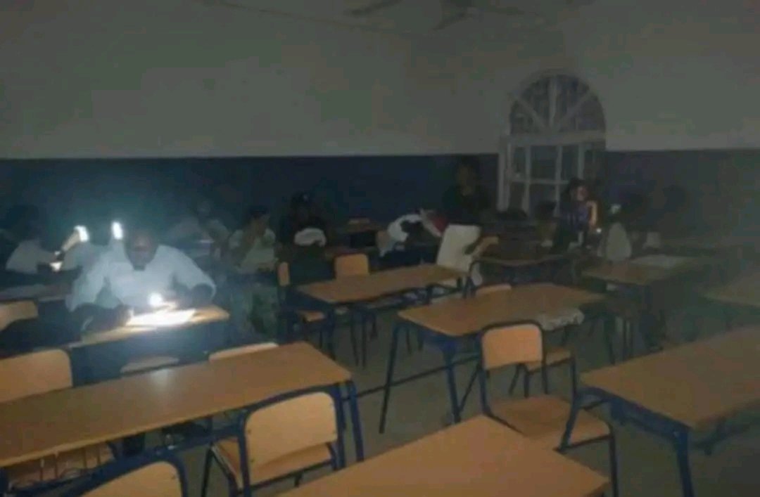 En la Universidad Nacional de Guinea Ecuatorial (UNGE),Malabo, los estudiantes se ven obligados a tomar clases y realizar exámenes programados en la oscuridad por los apagones constantes, a pesar del programa de luz para todos de OBIANG.