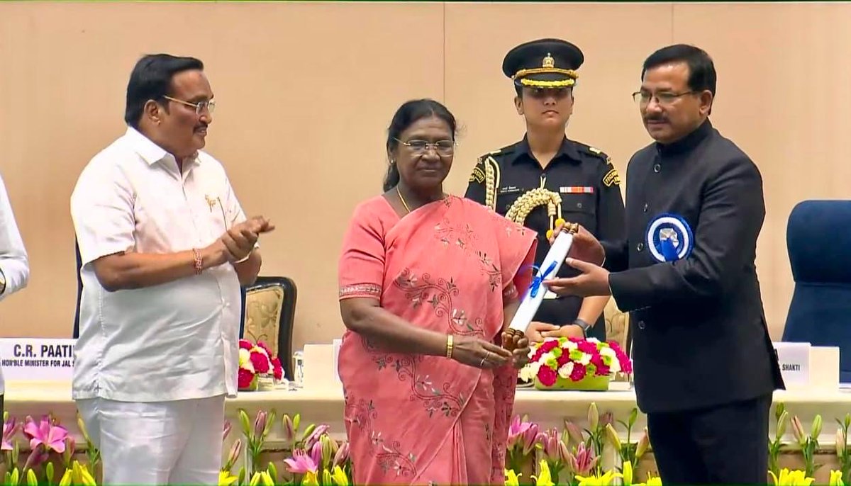 माननीय महामहिम राष्ट्रपति महोदया द्वारा विज्ञान भवन नई दिल्ली में जल संचयन जन भागीदारी में उत्कृष्ट प्रदर्शन पर जनपद जालौन को बेस्ट डिस्ट्रिक्ट कैटेगरी में तृतीय पुरस्कार के रूप में प्रमाण पत्र, शील्ड एवं 2 करोड़ रुपए की धनराशि प्रदान की गई है ।