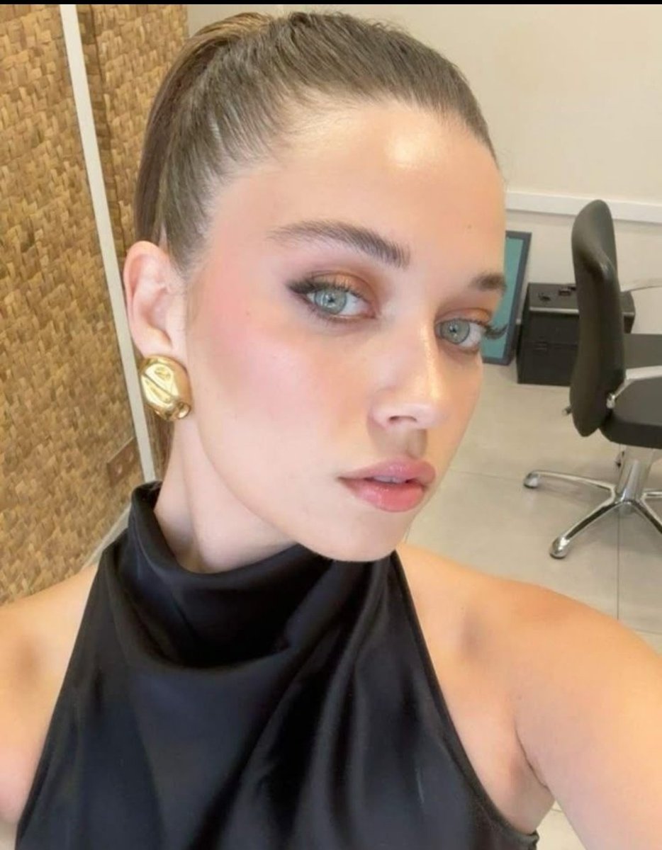 iki gözümün çiçeği,Ben seni bana seni sevdiren Rabb'ime emanet ediyorum.Korusun seni her türlü şeytandan,kötülüklerden,çetinliklerden,nazarlardan.Ömrüne bereket,canına sağlığ,hanene huzur,bolluk,bereket versin.Penahında saklasın iyi geceler amin #AfraSaraçoğlu AfraSaraçoğlu