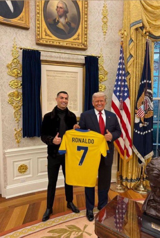 الأسطورة كريستيانو رونالدو يهدي ترامب قميص
نادي النصر السعودي

البيت البيضاوي نصراوي .. لا كذا كثير عليهم 😎
