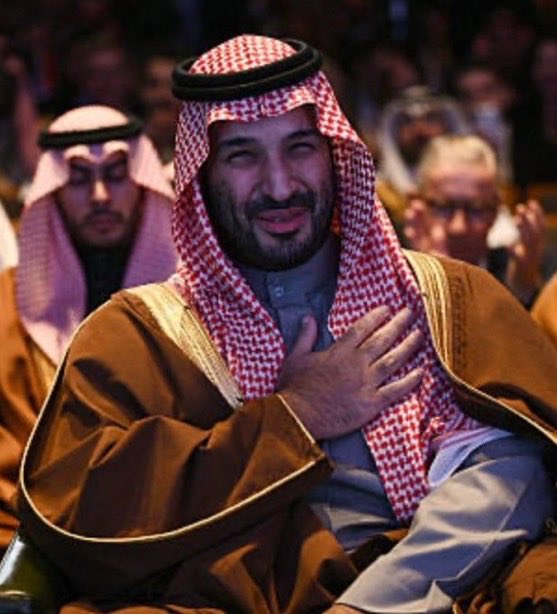 الكلام فيه ماعاد يوفيه حقه والله، صرت تعجز توصف اللي بقلبك..
سبحان من جمع الخصال الحميدة فيه، من هيبة لشخصية لمعاني الإلهام والتأثير 

مايشيل همه ومصالحه فقط .. يشيل معه هموم المسلمين ويسعى بمصالحهم

الله يحفظه ويطول بعمره 💚