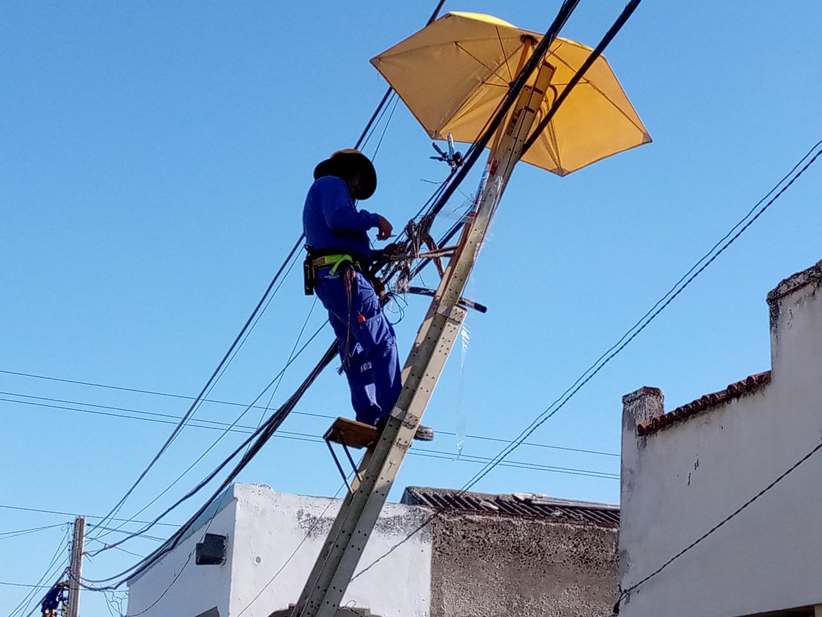 dabarrios9's tweet image. 🏗️ Día a día, victoria a victoria.
Cada servicio restablecido es un triunfo contra los daños. 🎯⚡
Nuestro objetivo no cambia:seguir hasta devolver la normalidad a cada hogar.
¡Desde Palma Soriano, no paramos! 
#EtecsaConCuba 
#ArtemisaJuntosSomosMás