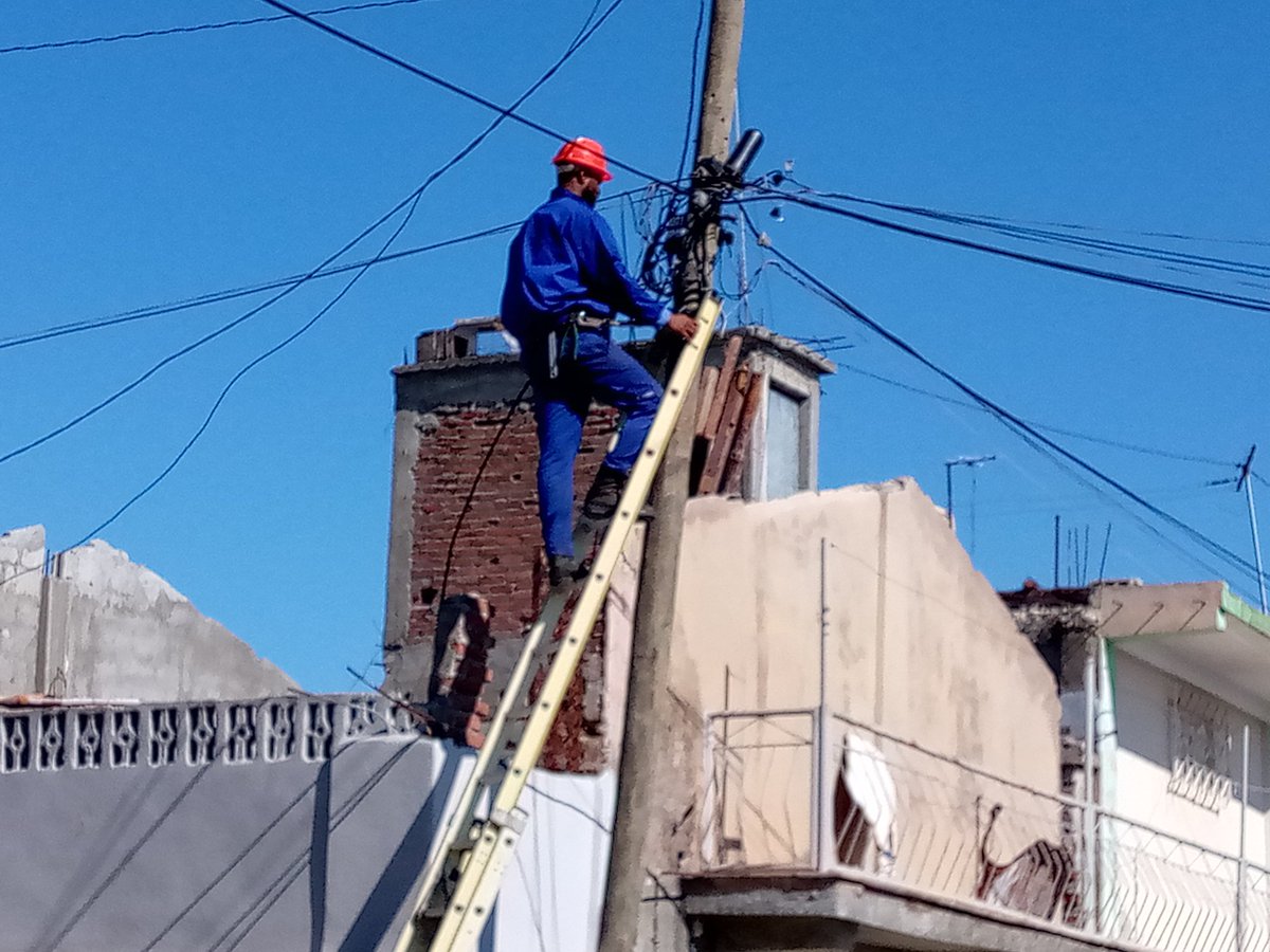 dabarrios9's tweet image. 🏗️ Día a día, victoria a victoria.
Cada servicio restablecido es un triunfo contra los daños. 🎯⚡
Nuestro objetivo no cambia:seguir hasta devolver la normalidad a cada hogar.
¡Desde Palma Soriano, no paramos! 
#EtecsaConCuba 
#ArtemisaJuntosSomosMás
