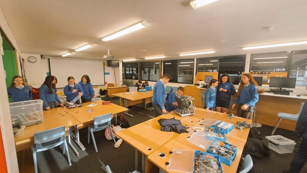 KinsaleCS_ICT's tweet image. 2nd, 3rd, TY and 5th year @KinsaleComSch students all engaged with Robotics at lunchtime. VEX robotics @VEXRoboticsIE started as TY @KinsaleTY Module 10 years ago, now has 100 students, working in Class, at lunchtime or afterschool. STEM and Social, the perfect mix 🫶 #STEM