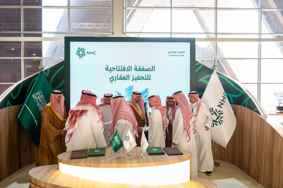SaudiProject's tweet photo. انطلقت اليوم منصة تحفيز المعروض العقاري برعاية وزير البلديات والإسكان @majedhogail، وتحت مظلة NHC @SaudiNHC ، وكانت الصفقة الافتتاحية لشركة #العوالي العقارية على أرض أبناء الشيخ مشهور اليعيش شمال الرياض بمساحة 130 ألف متر وبقيمة تتجاوز 2.5 مليار ريال

#سيتي_سكيب_العالمي https://t.co/7a4JTGaQwq