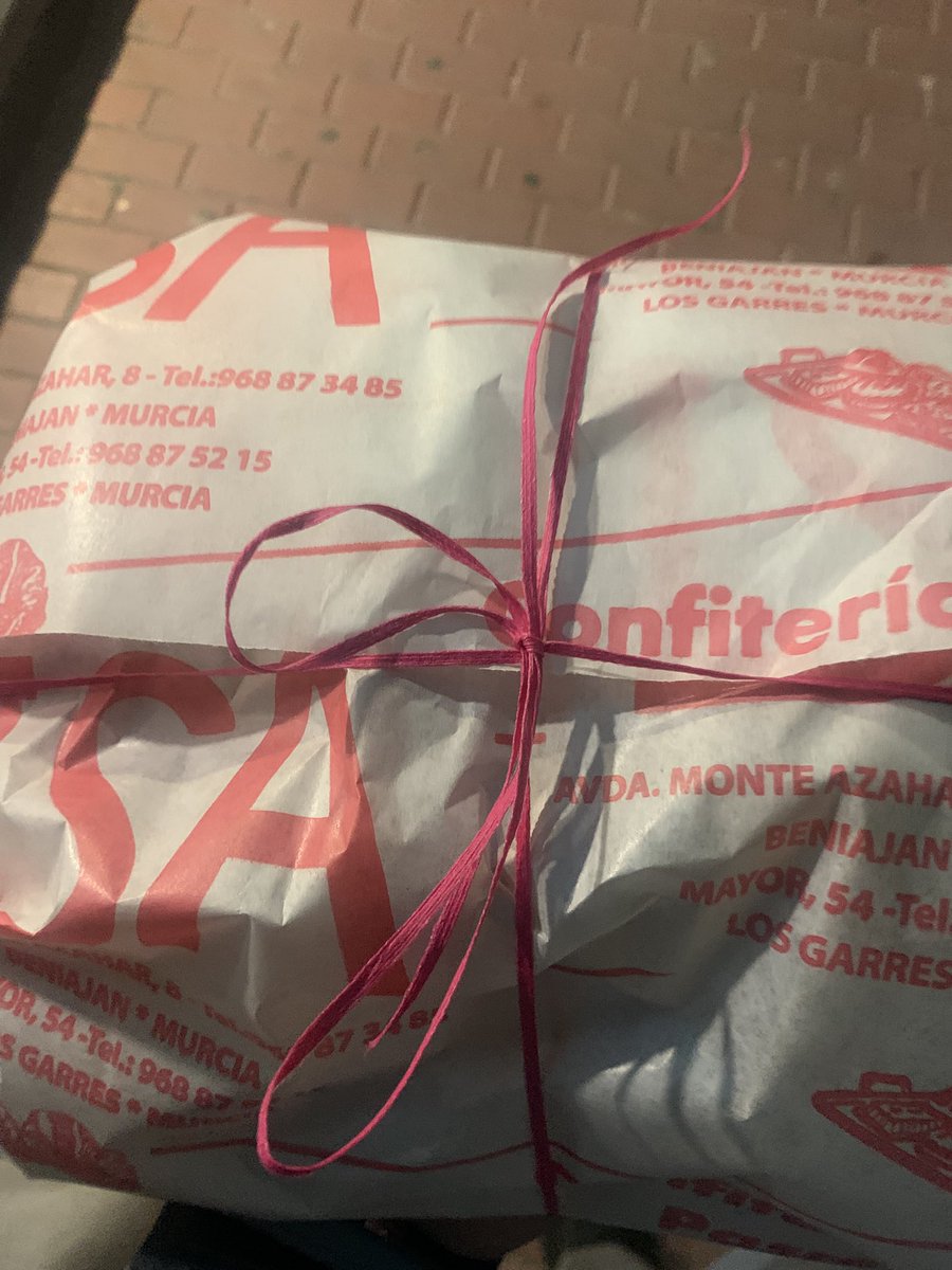 ¿Puede haber algo más murciano que llevar los pastelicos de carne liados con su cordel, colgando del dedo, igualito que hacía Alfredo Landa en Ninette y un señor de Murcia? Aquí ese cordel no es un simple envoltorio: es tradición pura, un gesto que compartimos todos los murcianos