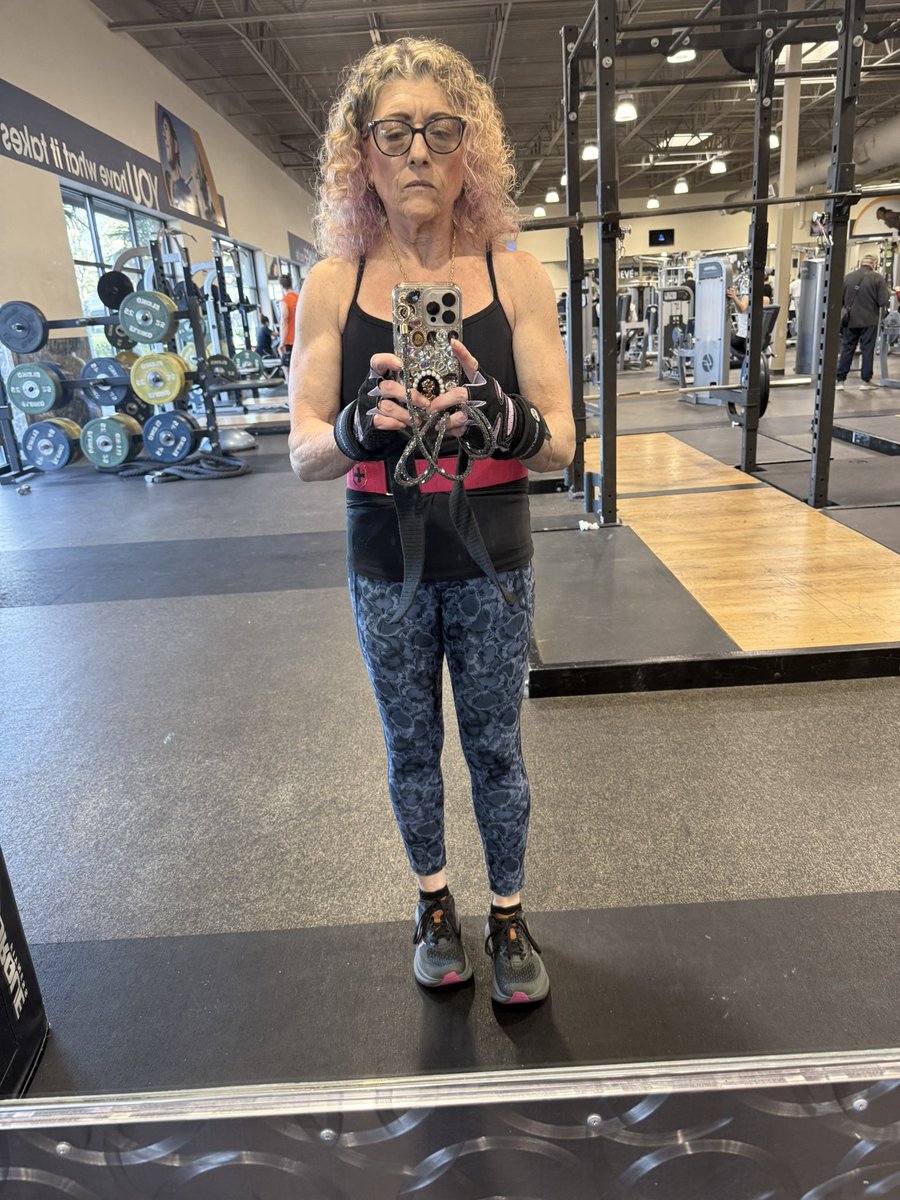 It’s leg day!!  Cardio after for some extra torture!! 🤣🤣🤣🤣