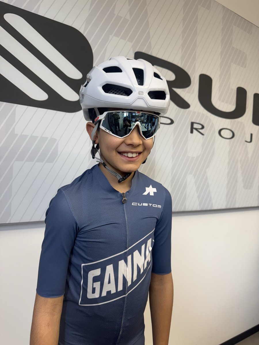 Ganna2025's tweet image. 🚴‍♂️ Ma quanto ci siamo divertiti a scegliere i caschi e gli occhiali per la prossima stagione??? 🤩 Grazie #RudyProject per pedalare al nostro fianco 💙 #GannaLegacy #Ganna #Ciclismo