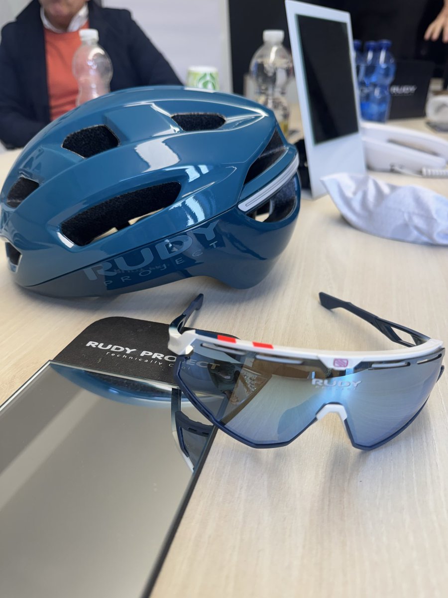 Ganna2025's tweet image. 🚴‍♂️ Ma quanto ci siamo divertiti a scegliere i caschi e gli occhiali per la prossima stagione??? 🤩 Grazie #RudyProject per pedalare al nostro fianco 💙 #GannaLegacy #Ganna #Ciclismo