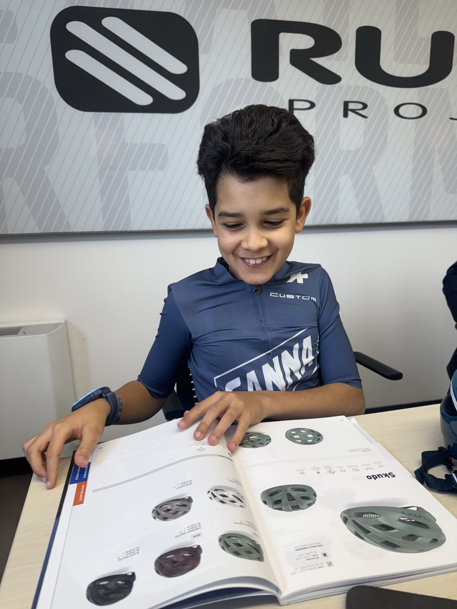 Ganna2025's tweet image. 🚴‍♂️ Ma quanto ci siamo divertiti a scegliere i caschi e gli occhiali per la prossima stagione??? 🤩 Grazie #RudyProject per pedalare al nostro fianco 💙 #GannaLegacy #Ganna #Ciclismo