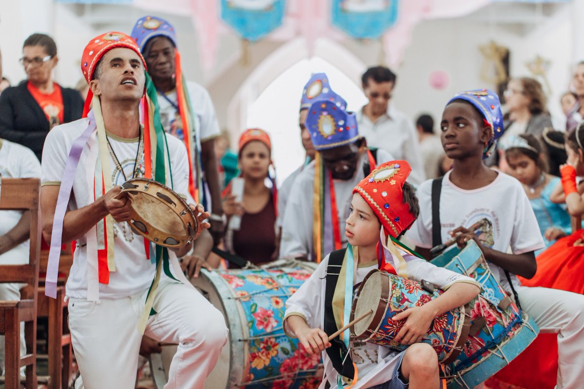 governomg's tweet photo. Na semana da Consciência Negra, enaltecemos as nossas afromineiridades. A cultura ancestral, os saberes que vêm das raízes do nosso estado, as comunidades quem mantêm vivas as tradições de arte e fé.
#OrgulhoMineiro é expressão viva de identidade, fé e pertencimento. https://t.co/UOob9ISOxp