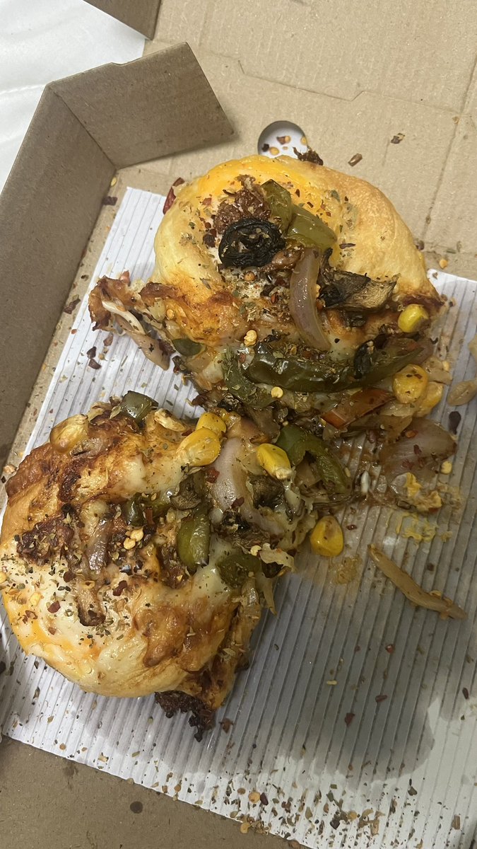 karthikkaran14's tweet photo. It honestly feels like zero care was taken in preparation or packing.I paid ful price nd ended up receiving something that’s not even edible.This is extrmly frustrating,such a waste of time nd money.Customers shouldn’t have to deal with this kind of service. @Swiggy  @PizzaHutIN https://t.co/FtTg8ABFiM