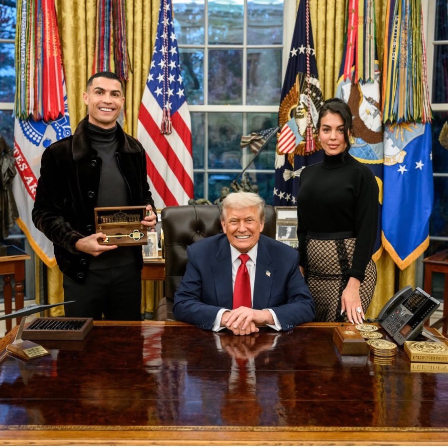 alandete's tweet image. Podemos afirmar ya que la primera persona española recibida por Donald Trump en visita oficial en el Despacho Oval en este mandato es Georgina Rodríguez, que además sale con la llave honoraria de la Casa Blanca entregada a su marido, Cristiano Ronaldo. De Huesca al centro total…