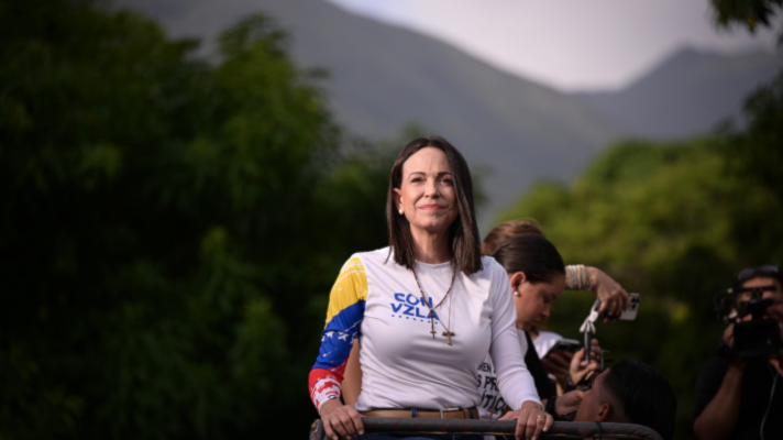 almayadeen_es's tweet photo. 🟥La agenda de Machado para vender Venezuela pieza por pieza

🔺María Corina Machado se ha consolidado como una operadora política del capital estadounidense, dedicada a promover la entrega de los recursos estratégicos de Venezuela a los grandes centros financieros y corporativos del mundo occidental.

🔺Su actividad pública se centra en participar en foros empresariales y conferencias internacionales donde ofrece el país como territorio abierto a la inversión extranjera, a cambio de respaldo político y visibilidad mediática.

🔺En las últimas semanas, esa proyección internacional se ha visto impulsada por su Premio Nobel de la Paz y las invitaciones a espacios de alto perfil en Estados Unidos y Europa, donde insiste en la liberalización total de la economía venezolana y la venta de activos nacionales como vías de "reconstrucción".

🔺Pero detrás del lenguaje tecnocrático y los eufemismos de modernización, lo que Machado está presentando es un plan de saqueo sistemático, diseñado para que el capital extranjero se apropie directamente de la riqueza energética, minera y territorial del país bajo el ropaje de la "transición democrática".

✅ Lea más: https://t.co/iY7Z0dyd0X

—

📡 Más detalles en nuestra web: https://t.co/7Gjmvdrtag

#Venezuela #Intervencion