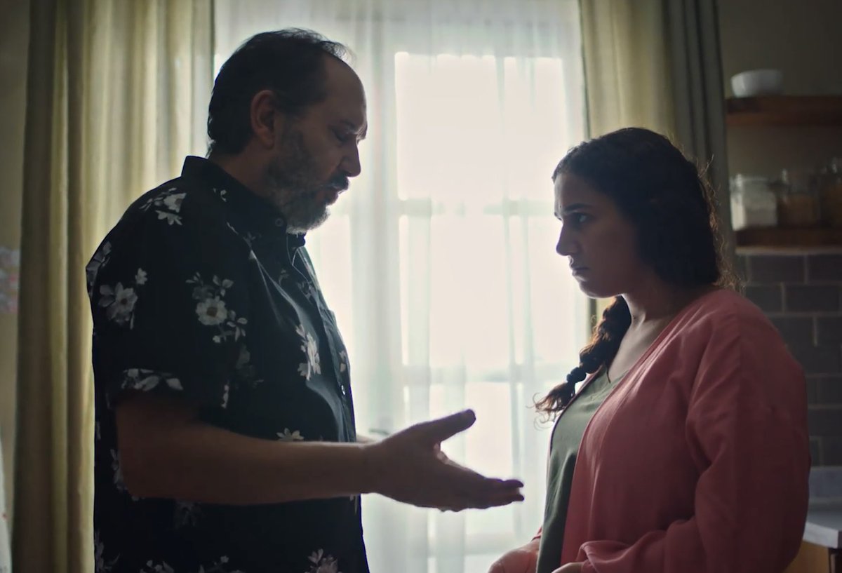 أنا بحب "كمال أبو رية".. 

بحبه وبحسه زي خالي كده ومش مستغرب من حالة الإحتفاء اللي حاصلة حواليه الفترة الأخيرة واللي يستحق أكتر منها بكتير.. 

بحبه من قبل مسلسل "كارثة طبيعية" اللي هو فعلاً عامل فيه كارثة مش طبيعية من السلاسة في الأداء الكوميدي اللذيذ واللي قدر يزينه النهاردة في