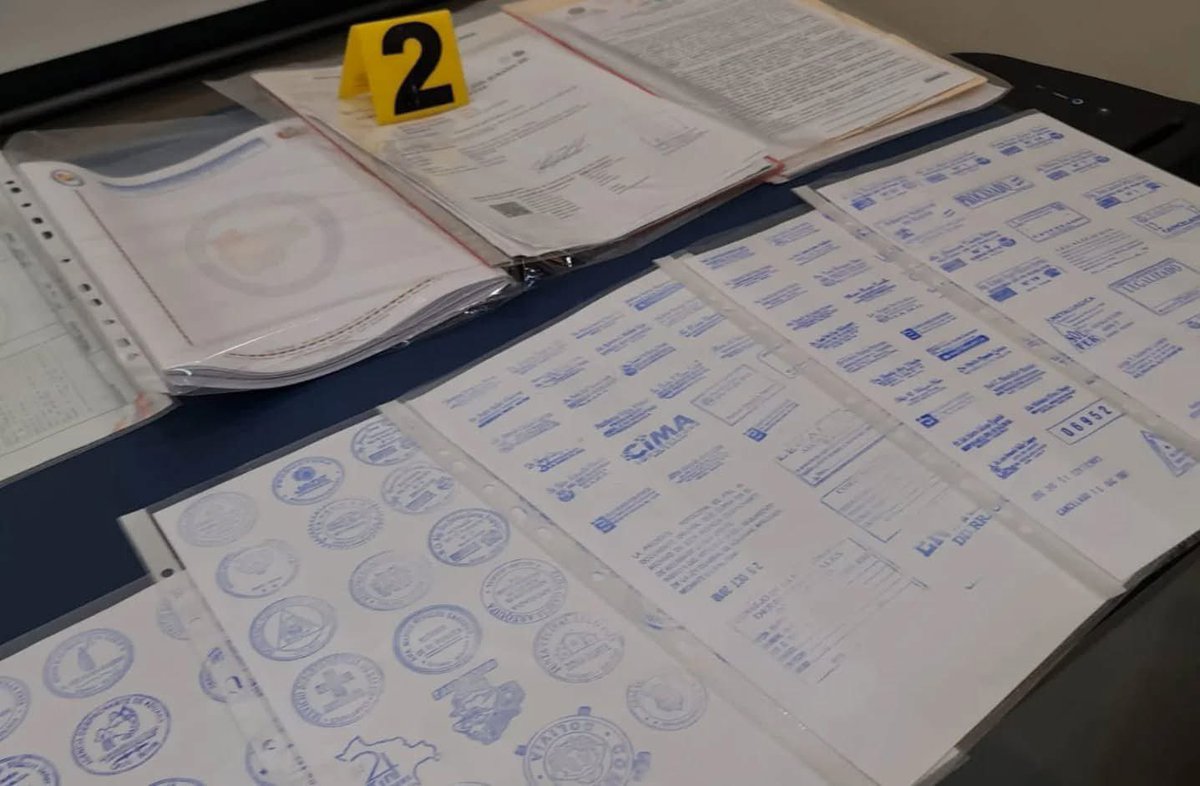 reddtvoficial's tweet image. Desmantelan red que falsificaba folios reales y documentos oficiales en Oruro 

Una red que #falsificaba #documentación vinculada a trámites de folios reales fue desarticulada en #Oruro. En el caso existen al menos cinco personas investigadas, entre ellas, una funcionaria de…