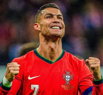 FootbalCentel's tweet image. 🚨🗣️ Elon Musk: &quot;Cristiano Ronaldo is better than Messi in my opinion, he has scored the most Goals in football history&quot;.