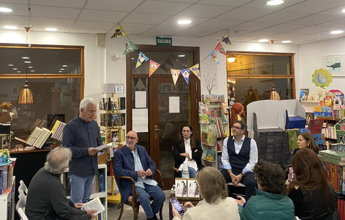 PeripeciasL's tweet photo. Presentación del libro ‘Bajo el signo de Lilith’, de Antonio Aguayo. En La Luna Nueva, Jerez. #feminismo https://t.co/6q4y9CehFB