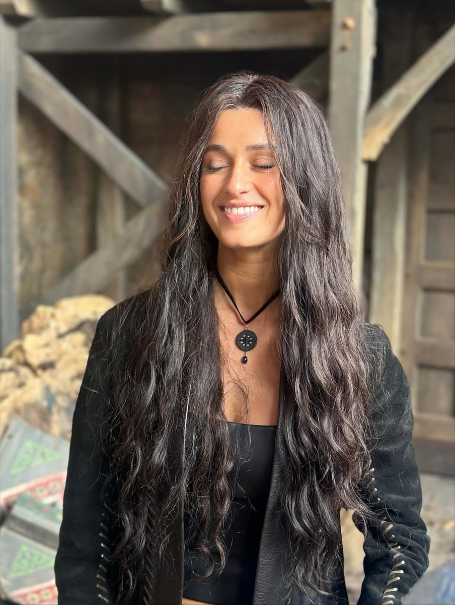 dinahlances's tweet image. she's so dreamy