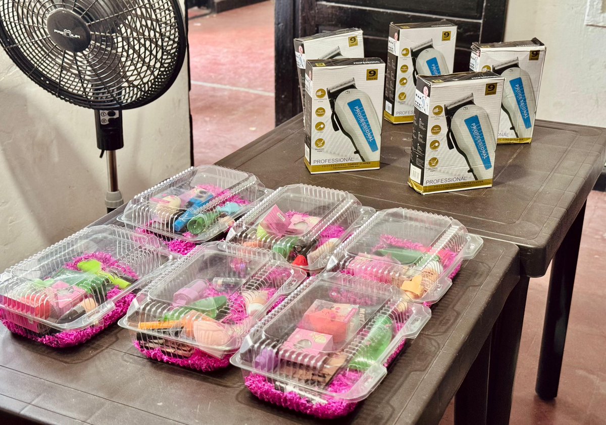 💙💚 Desde la Oficina de Víctimas seguimos impulsando sueños reales.
Hoy entregamos más de 10 kits de maquillaje y barbería a jóvenes emprendedores del barrio Centro, brindándoles herramientas para fortalecer sus proyectos y generar ingresos en esta temporada.

🙌💪 Apostarle al