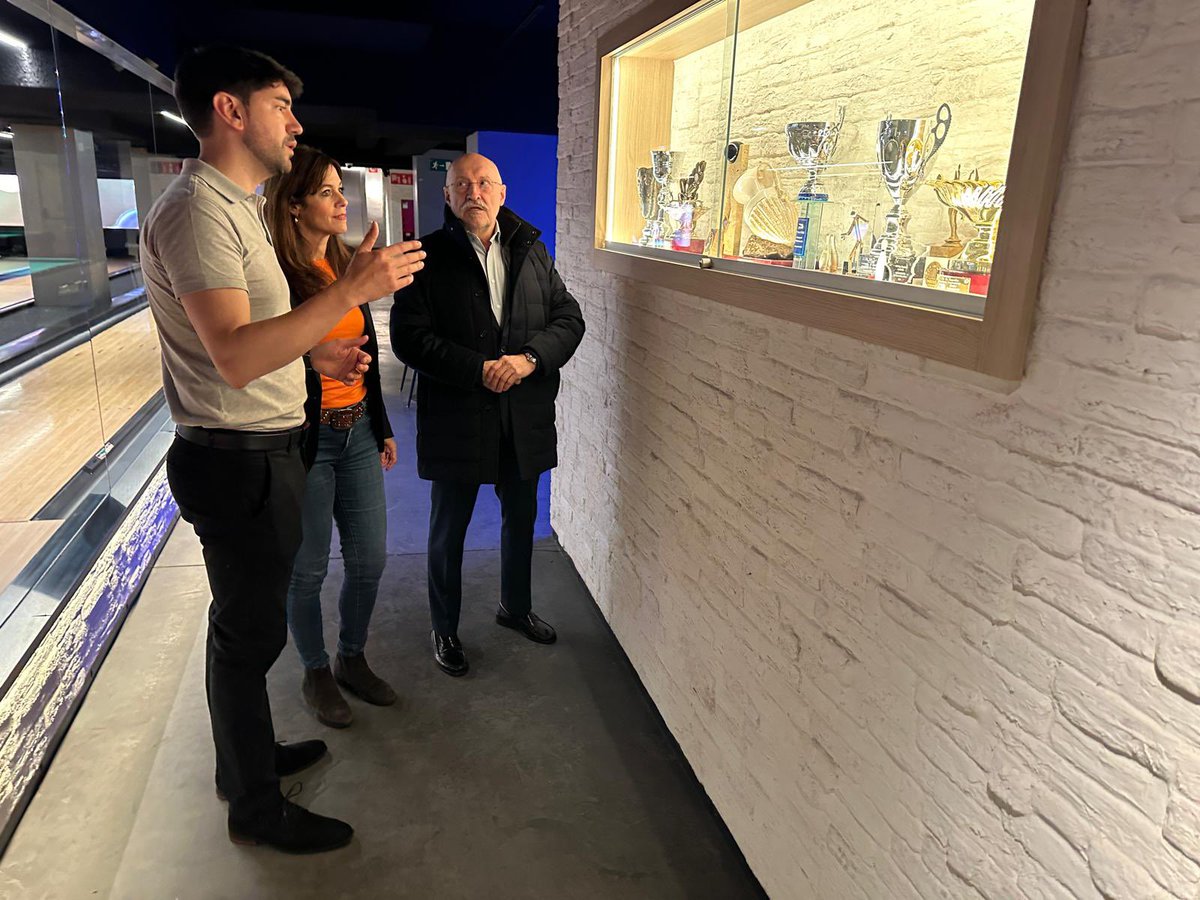 metxebarria_vg's tweet image. 🎳 Volver a escuchar el sonido de los bolos en Pagazuri emociona. He podido conocer la nueva bolera por dentro y jugar un poco en este espacio tan querido por muchas generaciones en Vitoria-Gasteiz.
Un clásico que renace con fuerza y que vuelve a sumar vida, ocio y encuentros a…