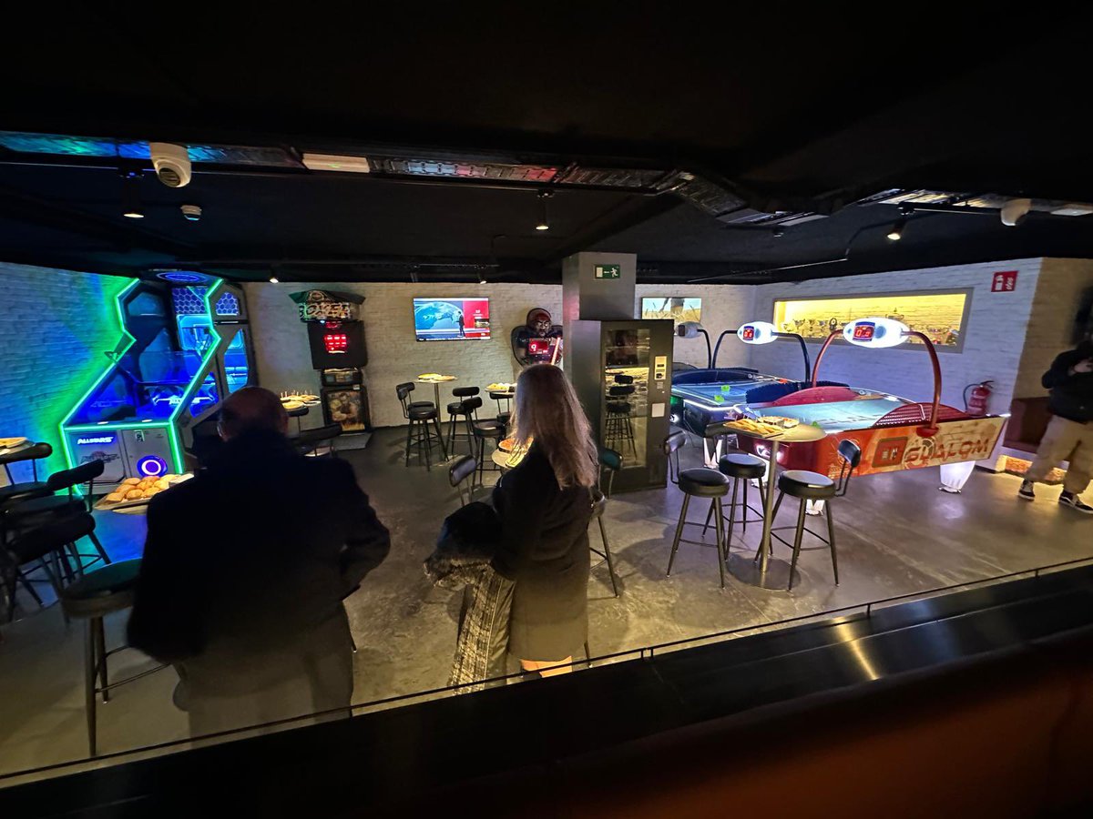 metxebarria_vg's tweet image. 🎳 Volver a escuchar el sonido de los bolos en Pagazuri emociona. He podido conocer la nueva bolera por dentro y jugar un poco en este espacio tan querido por muchas generaciones en Vitoria-Gasteiz.
Un clásico que renace con fuerza y que vuelve a sumar vida, ocio y encuentros a…