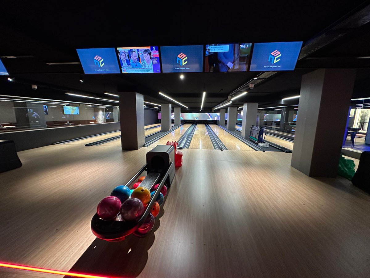 metxebarria_vg's tweet image. 🎳 Volver a escuchar el sonido de los bolos en Pagazuri emociona. He podido conocer la nueva bolera por dentro y jugar un poco en este espacio tan querido por muchas generaciones en Vitoria-Gasteiz.
Un clásico que renace con fuerza y que vuelve a sumar vida, ocio y encuentros a…