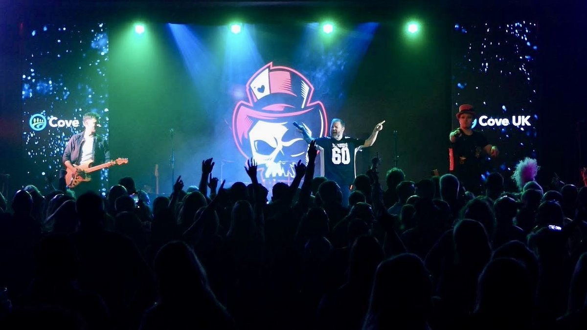 Bones flying solo on the backdrop. Snaps from Saturday night at <a href="/SealBayResort/">Seal Bay Resort</a> with <a href="/boyzlifeOFCL/">BOYZLIFE</a> 

Sorry to the lady who was invited onstage only to be escorted straight away off stage by security. I didn’t give them a heads up. Next time the bass is on me 🎸